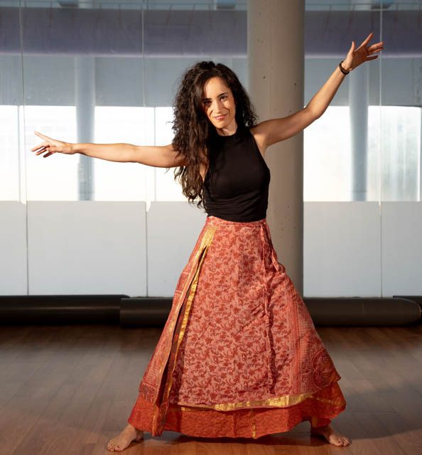 Diana Texeira danzando con los brazos abiertos en la sala