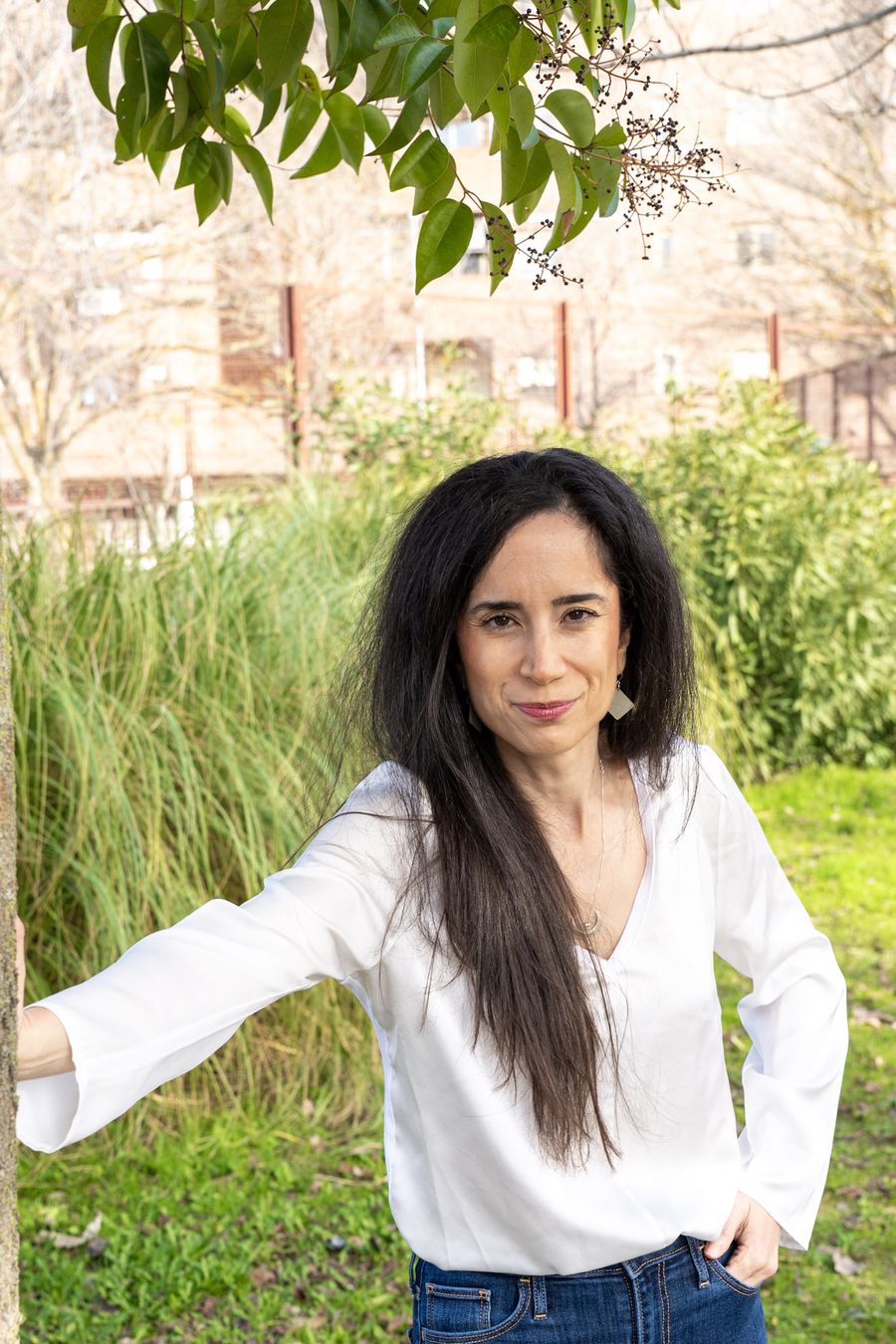 Diana Texeira en un parque, en actitud tranquila