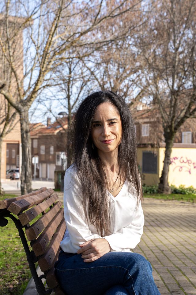 Diana Texeira sentada en un banco de un parque