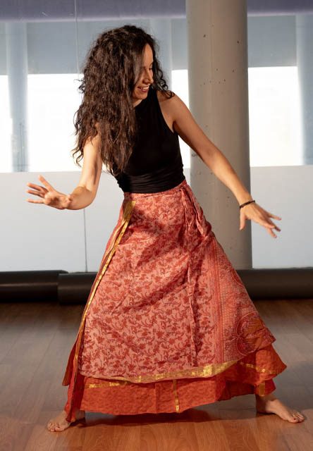Diana Texeira danzando en la sala, de perfil