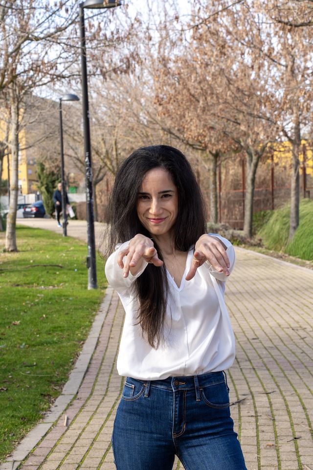 Diana Texeira señalando a cámara
