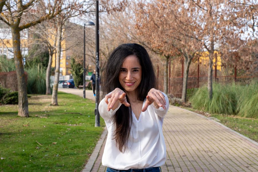 Diana Texeira en un parque, en actitud de apertura